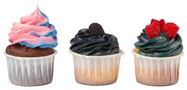 Beyaz arka planda izole edilmiş kremalı üç lezzetli kek.