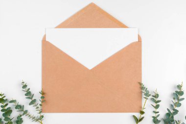 Ahşap masadaki boş mektubun Noel süslemeleri ile en üstteki görünümü