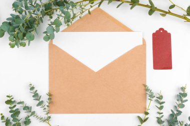 Ahşap masadaki boş mektubun Noel süslemeleri ile en üstteki görünümü