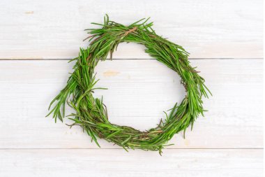 Ahşap zemin üzerinde çam ağacı çelengi ve fotokopi sapı