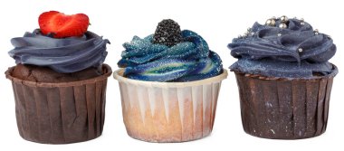 Üç kek beyaz arka planda izole bir şekilde kapanıyor.