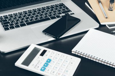 Ofis masasında akıllı telefon ve bilgisayar klavyesi yakın