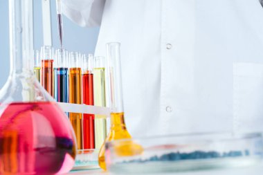 Laboratuvarda kimyasal numunelerle çalışan bilim adamı yakın çekim