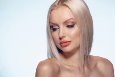 Güzel kadın yüz portresi, doğal makyaj.