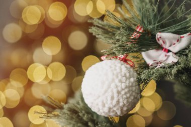 Süslemeleri ile Noel çam ağacı dalı yakın