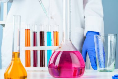 Laboratuvarda beyaz masa üzerinde laboratuvar cam içinde renkli sıvılar