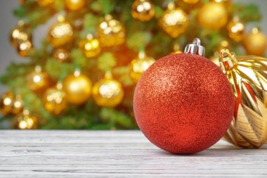 Dekore noel ağacı bulanık arka plan karşı ahşap masada Noel baubles