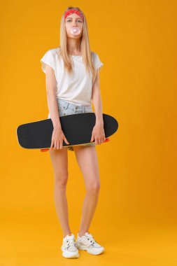 Uzun panolu kısa şortlu genç bir kızın portresi.