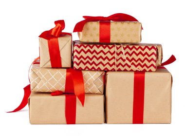 Beyaz arka planda izole edilmiş el sanatları kağıdına sarılı hediye kutuları