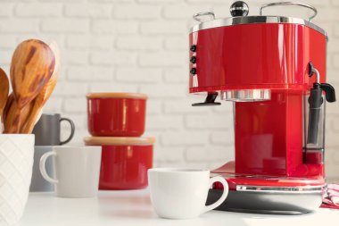 Modern mutfak. Kırmızı retro tarzı kahve makinesi. Kapatın.
