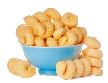 Beyaz üzerine izole edilmiş peynirli puf toplarını kapat