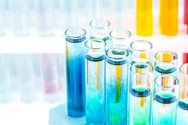 Renkli sıvılar ile farklı laboratuvar cam yakın