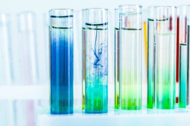Renkli sıvılar ile farklı laboratuvar cam yakın