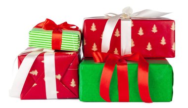 Beyaz arkaplanda izole edilmiş renkli istiflenmiş hediye kutuları