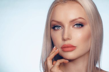 Mükemmel ciltli ve dolgun dudaklı sarışın bir kadının güzel portresi.