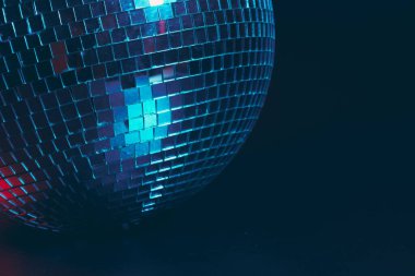 Büyük disko topu koyu arkaplanı kapatıyor