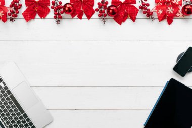 Cihazlar, sarf malzemeleri ve Noel dekor ile Ofis masası. Yukarıdan görüntüle