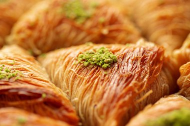 Türk Baklava tatlısını bal ve fındıkla kapat.
