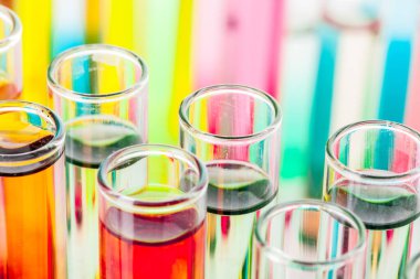 Renkli kimyasallariçeren test tüpleri laboratuvarda yakından
