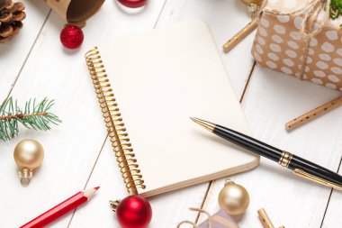 Noel ve yeni yıl tebrik kartları hazırlama süreci, üst görünüm