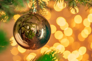 Noel ağacı arkaplanı Bokeh köpüklü altın mücevher