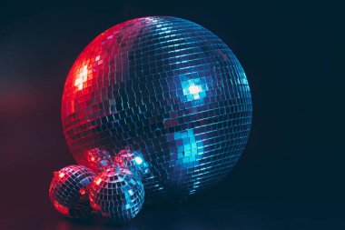 Büyük disko topu koyu arkaplanı kapatıyor