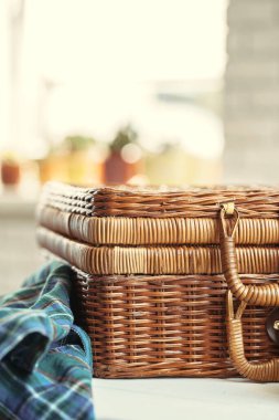 Ahşap bir sepetin üzerine beyaz bir tabak koyun.