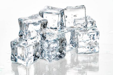 Beyaz arkaplanda buz küpleri.