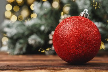 Bulanık çam ağacı arka plan karşı Noel dekoratif topları