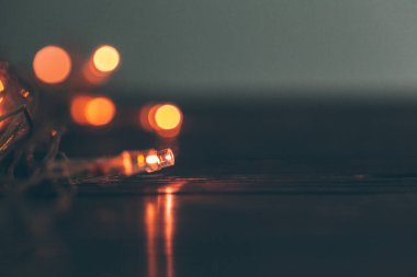 Aydınlatılmış çelenk koyu arkaplanı kapat