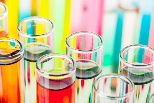 Renkli kimyasallariçeren test tüpleri laboratuvarda yakından