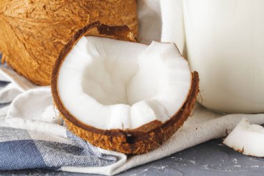 Yırtık gri arka plan üzerinde kırık hindistan cevizi yığını