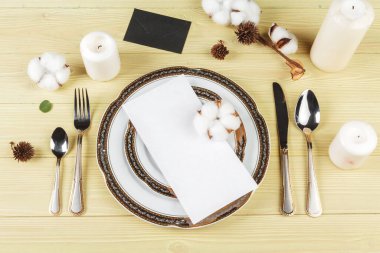 Dekorasyonlu bir düğün masasının üst görünümü