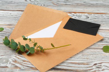 Noel mektubunu kapat ve ahşap arkaplanda süslemeli sarı kağıda yaz.