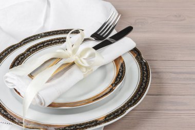 Dekorasyonlu bir düğün masasının üst görünümü