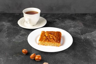 Siyah arka planda fındıklı Türk tatlı baklavası