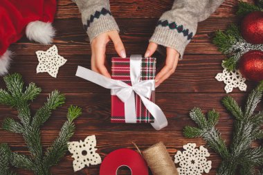 Noel hazırlıkları konsepti. Kadın hediyeleri paketliyor.