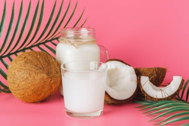 Parlak pembe arka plan üzerinde cam çatlak coco ve hindistan cevizi sütü