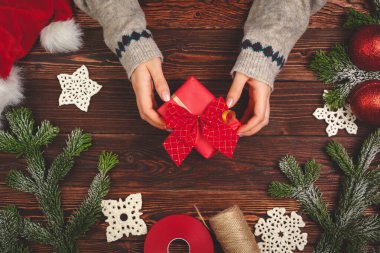 Noel zamanı. Tatil için hediye paketleme süreci