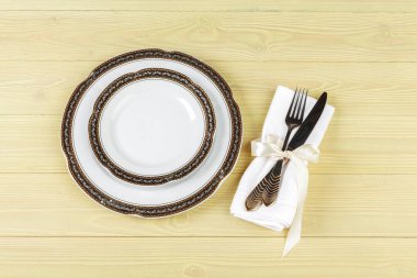 Tabakları ve çatal bıçakları olan masa, yukarıdan görünüyor.