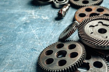 Eski paslı araba parçalarının üst görünümü