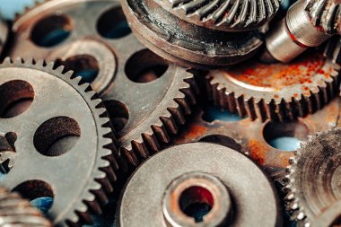 Eski paslı araba parçalarını koyu arkaplanda kapat