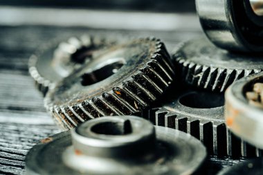 Eski bir endüstriyel makineden dişliler