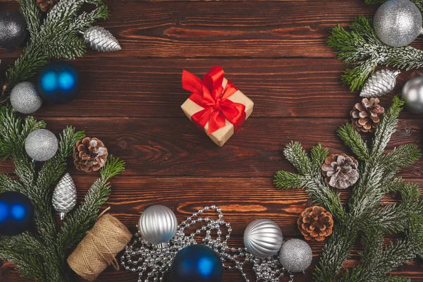 Stijlvol kerstcadeau met lint op houten achtergrond, bovenaanzicht — Stockfoto