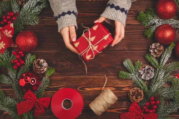 Decoraciones de Navidad y regalo sobre fondo de madera vista superior — Foto de Stock