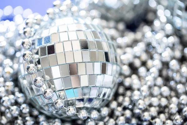 Pezsgő disco labdát egy nap fényben. A párt fogalma. — Stock Fotó