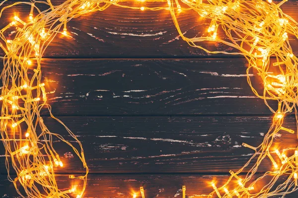 Guirnalda de Navidad sobre fondo de madera con espacio para copiar —  Fotos de Stock