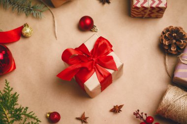 Noel için hazırlanmak, hediyeleri paketlemek ve dekorasyon yapmak.