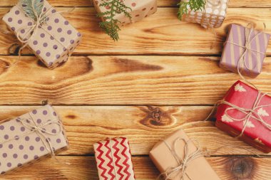 Ahşap arka planda küçük noel hediyeleri, yukarıdan manzara