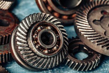 Eski paslı araba parçalarını koyu arkaplanda kapat